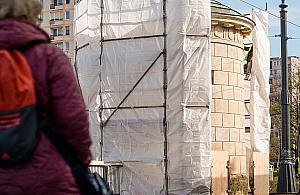 Remont Grubej Kaśki w Warszawie. Zabytkowa studnia przechodzi metamorfozę
