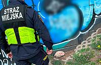 Zakodowana reklama dilera na filarach wiaduktu. Interwencja straży miejskiej