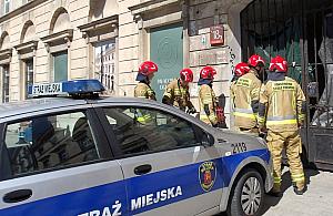 Seniorzy utknęli w kamienicy przy Miodowej. Interweniowała straż miejska
