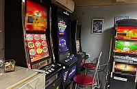 Rozbili nielegalne salony gier. 32 automaty i 7 zatrzymanych