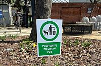 Tabliczki dla "psiarzy" zamiast koszy. Mieszkańcy Wawra oburzeni