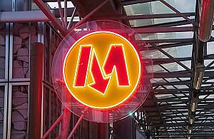 Neonowe oznaczenia metra na M1. Projekt trafił pod głosowanie