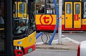 Autobusy w Warszawie: niepunktualność, przesiadki i długie dojścia. Co boli pasażerów?