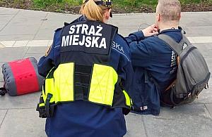 Strażnicy miejscy uratowali mężczyznę po zasłabnięciu