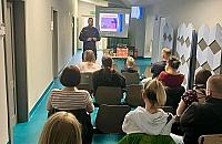 Rodzice uczą się, jak chronić dzieci przed zagrożeniami