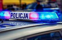 Pijany, bez prawa jazdy i OC. 21-latek wjechał w barierki na Woli