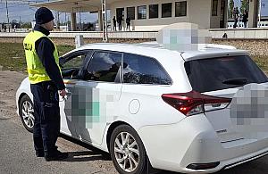 Policja kontroluje przewozy osób. Sprawdzają legalność i bezpieczeństwo