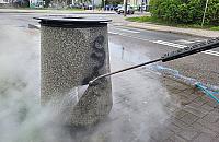 Warszawa walczy z pseudograffiti. Tak czyszczone są kosze i wiaty
