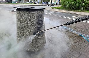 Warszawa walczy z pseudograffiti. Tak czyszczone są kosze i wiaty