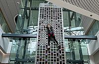 Interaktywna ścianka wspinaczkowa SkyWall powstaje w Galerii Młociny
