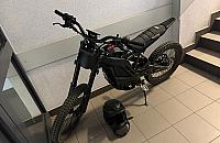 Uderzył policjanta elektrycznym motorowerem. 17-latek usłyszał zarzuty
