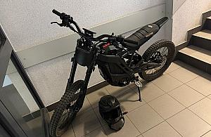 Uderzył policjanta elektrycznym motorowerem. 17-latek usłyszał zarzuty
