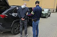 Ukradł kurtkę, klucze i 65 tys. zł z sejfu