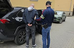 Ukradł kurtkę, klucze i 65 tys. zł z sejfu
