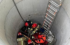 Groźny wypadek na Mokotowie. 22-latek utknął 5 metrów pod ziemią