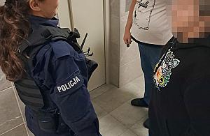 Dzięki pomocy przechodniów i policjantów seniorka bezpiecznie wróciła do domu