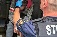 Leżał na ławce i skarżył się na ból głowy. Chwilę później pojawiła się krew