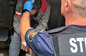 Leżał na ławce i skarżył się na ból głowy. Chwilę później pojawiła się krew