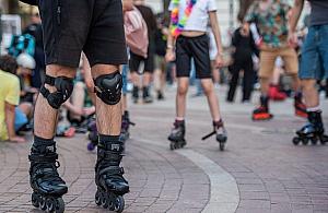 Nightskating Warszawa. Dwa przejazdy rolkarzy i utrudnienia w ruchu
