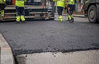 Nowy asfalt, chodniki i przystanki. Warszawa wyremontuje osiem ulic