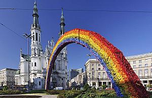 Tęcza LGBT+ czy monumentalny krzyż? Plac Zbawiciela znów budzi emocje