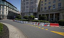 Tęcza LGBT+ czy monumentalny krzyż? Plac Zbawiciela znów budzi emocje