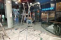 mycie okien w lokalu sklepowym w galerii Warszawa