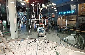 mycie okien w lokalu sklepowym w galerii Warszawa