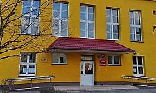 Zieleń ważniejsza od chodnika dla dzieci? Spór przy szkole na Boernerowie
