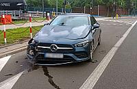 Rozbity mercedes bez kierowcy. W środku znaleziono tajemniczą substancję