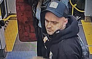 Brutalny atak w tramwaju przy Placu Unii Lubelskiej. Policja publikuje zdjęcia