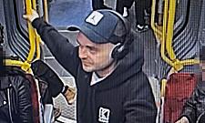 Brutalny atak w tramwaju przy Placu Unii Lubelskiej. Policja publikuje zdjęcia