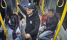 Brutalny atak w tramwaju przy Placu Unii Lubelskiej. Policja publikuje zdjęcia
