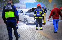 Strażnicy miejscy pomogli ugasić płonące auto