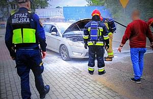 Strażnicy miejscy pomogli ugasić płonące auto