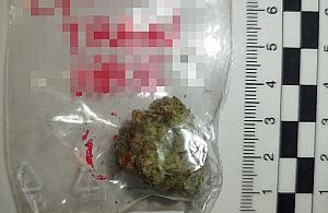 Policjanci zajrzeli do szuflady. 31-latek usłyszał zarzut