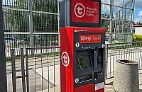 W pełnym słońcu zakup biletu graniczy z cudem. Radny interweniuje