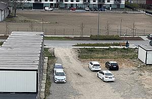 Dziki parking przeszkadza mieszkańcom. Chcą skweru i dokończenia drogi