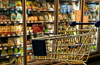 Przez kilka miesięcy okradali market. Małżeństwo seniorów z 19 zarzutami