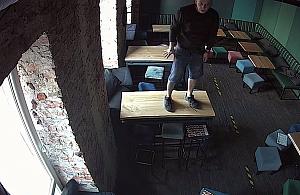 Włamał się do baru przy Chmielnej. Policja publikuje jego wizerunek
