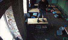 Włamał się do baru przy Chmielnej. Policja publikuje jego wizerunek