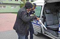 89-letni senior błąkał się nocnym autobusem. Strażnicy pomogli mu wrócić do domu