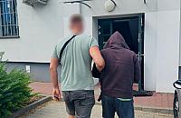 Rozbili magazyn cz�ci z kradzionych samochod�w. Jeden z podejrzanych trafi� do aresztu