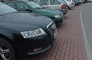 Stopery parkingowe na Młocinach. Chodnik ma być szerszy bez likwidacji miejsc postojowych