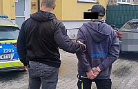Mia� rzuci� si� na zaparkowany samoch�d. 45-latek us�ysza� zarzut