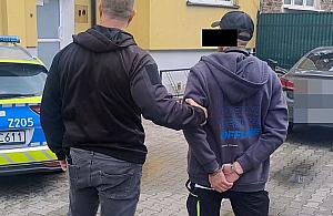 Mia� rzuci� si� na zaparkowany samoch�d. 45-latek us�ysza� zarzut