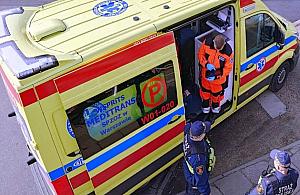 Gro�ny upadek rolkarki. Stra�nicy miejscy: kask prawdopodobnie uratowa� j� przed tragedi�
