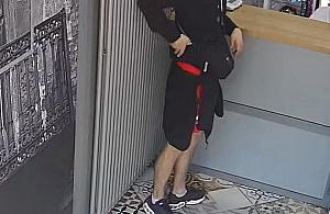 Rozpoznajesz t� osob�? Policja prosi o pomoc po kradzie�y telefonu