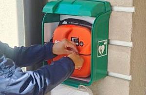 Konstancin-Jeziorna montuje kolejne defibrylatory AED. Powstanie 20 nowych punktów