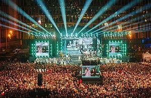 Warszawiacy zn�w za�piewaj� (nie)zakazane piosenki. Wyj�tkowy koncert na placu Pi�sudskiego